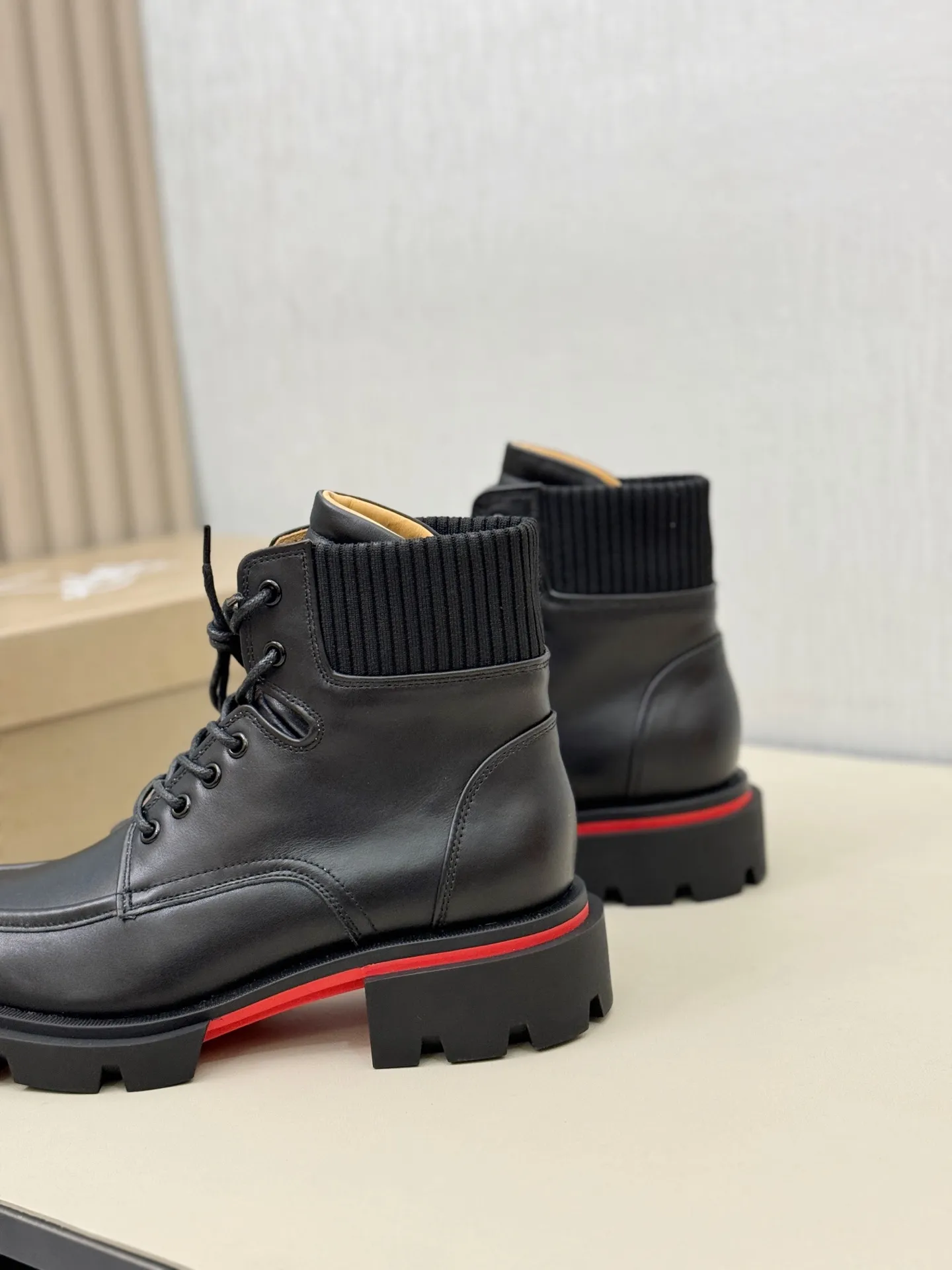[CL～High-end men’s red-soled shoes] Top P: 940💰. Size: 39-44 (38.45.46 can be customized) 🆑Top original purchase agent Imported open-edge bead fabric and water-dyed cowhide inside 🉑️ Imported TPU rubber sole, wear-resistant and non-slip, full of European style.